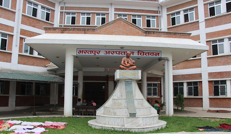 भरतपुर अस्पतालमा बेड अभावले जाडोमा सुत्केरी आमा र बच्चालाई सास्ती (भिडियो)