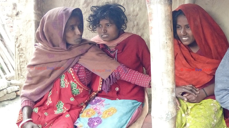 परिवारै मानसिक रोगी : 'झुप्रो बेचौं कहाँ बस्ने? औषधि किनौं पैसा छैन'
