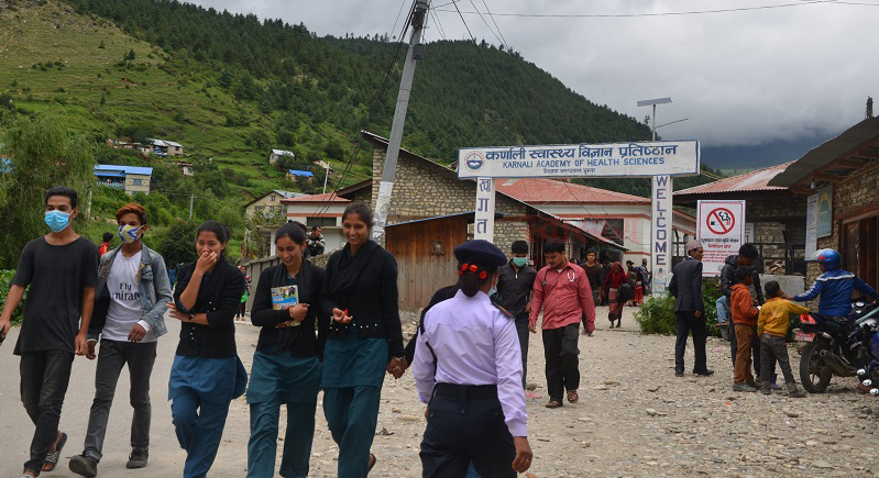 कर्णाली स्वास्थ्य विज्ञान प्रतिष्ठानमा अखिलको ताला
