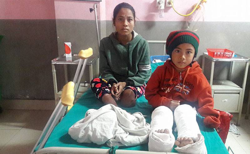 उपचार खर्च तिर्न नसकेर अस्पतालमा बिचल्ली परेका आमा–छोरालाई पूर्व सांसदले फर्काए घर
