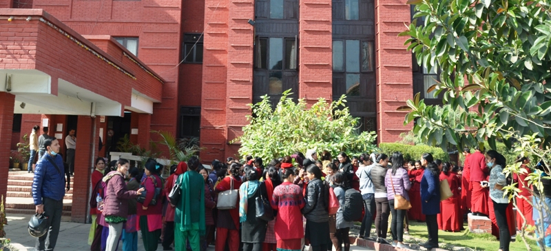 मानव अंग प्रत्यारोपण केन्द्रबाट निष्कासित नर्सलाई न्याय दिलाउन मन्त्रालय घेर्दै नर्सहरु
