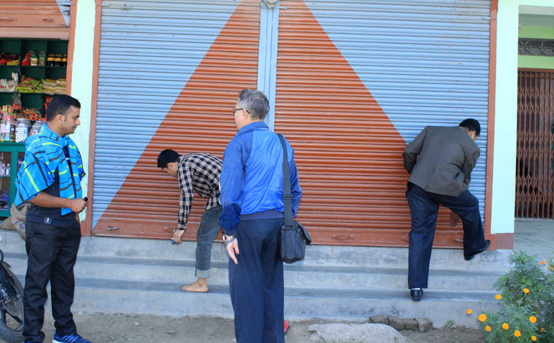 चितवन माडीका दुई फार्मेसीमा सिल