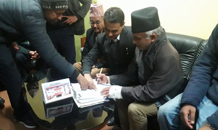 एम्बुलेन्समा शिक्षण अस्पताल जाँदै डा केसी, अनसनलाई निरन्तरता दिने