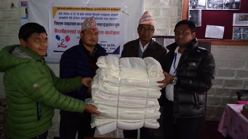 वार्षिकोत्सवका अवसरमा जेबी मिडियाद्वारा कम्मल र फलफूल वितरण