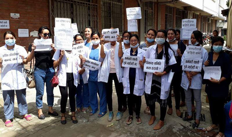 आन्दोलनरत ३ नर्स बिरामी, आन्दोलन रोक्न भन्दै नेताले गर्न थाले फोन