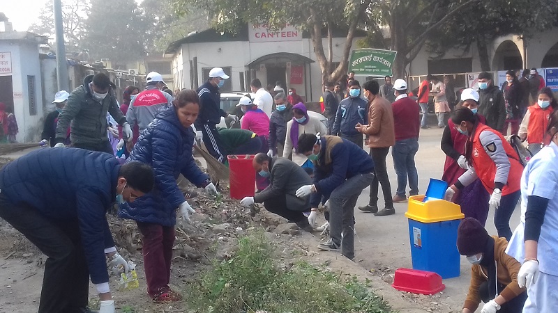 डाक्टर र नर्स आफैं उत्रिए अस्पताल परिसर सरसफाईमा, नगरपालिका र अस्पताल प्रशासनले ध्यान नदिएको गुनासो