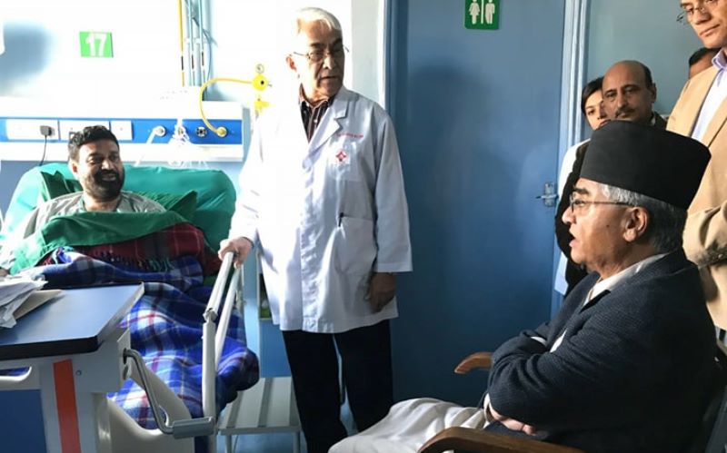 प्रधानमन्त्री देउवाले अस्पताल पुगेर निधिलाई भेटे