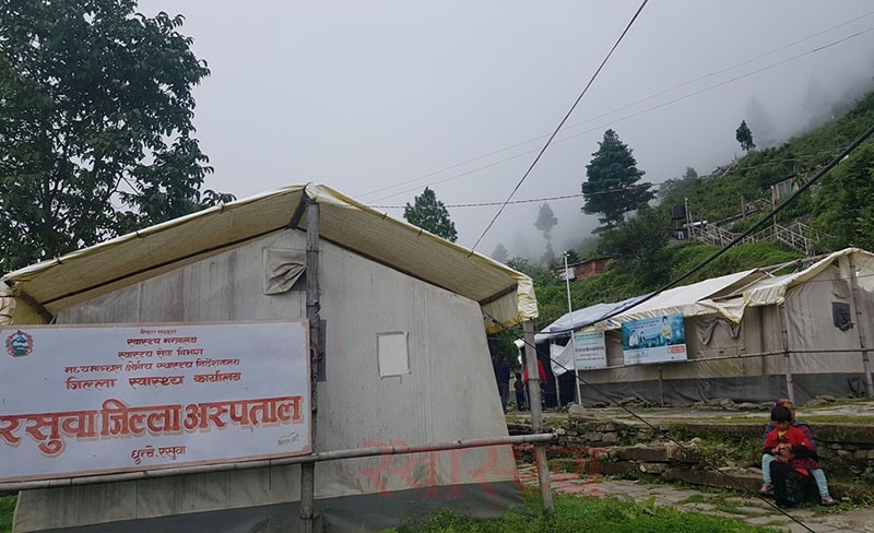 रसुवा जिल्ला अस्पताल ३१ महिनादेखि त्रिपालमा (फोटो 7)
