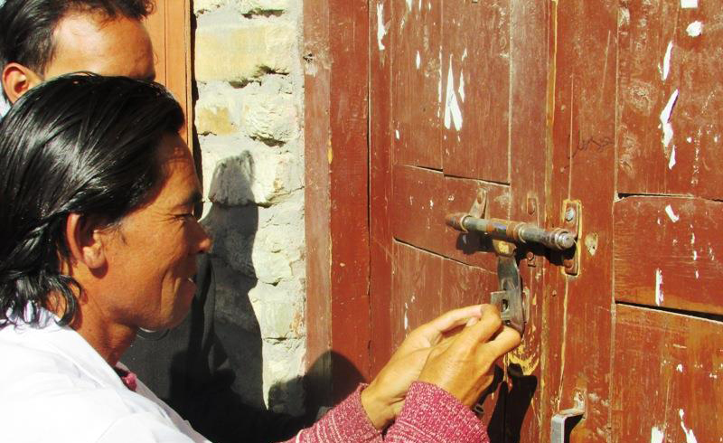 कर्मचारी आन्दोलनले कर्णाली स्वास्थ्य विज्ञान प्रतिष्ठानमा सेवा ठप्प 
