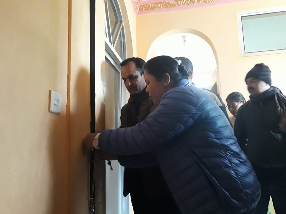 स्वास्थ्यकर्मी  भर्ना प्रक्रिया त्रुटिपूर्ण भन्दै सैनामैनाका मेयर र उपमेयरको कार्यकक्षमा तालाबन्दी