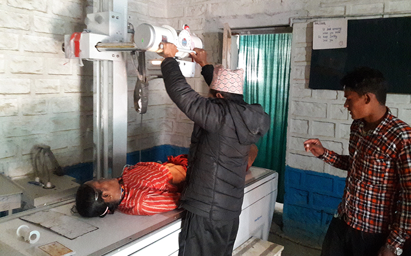 जिल्ला अस्पतालमा कार्यालय सहयोगीले चलाउँछन् एक्सरे