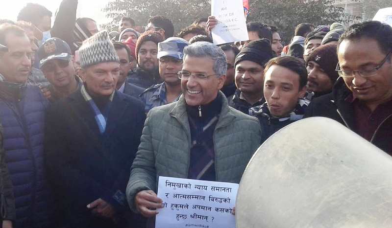 केसीको समर्थनमा सडकमै उत्रिए बाबुराम, गगन र रवीन्द्र, कसले के भने?