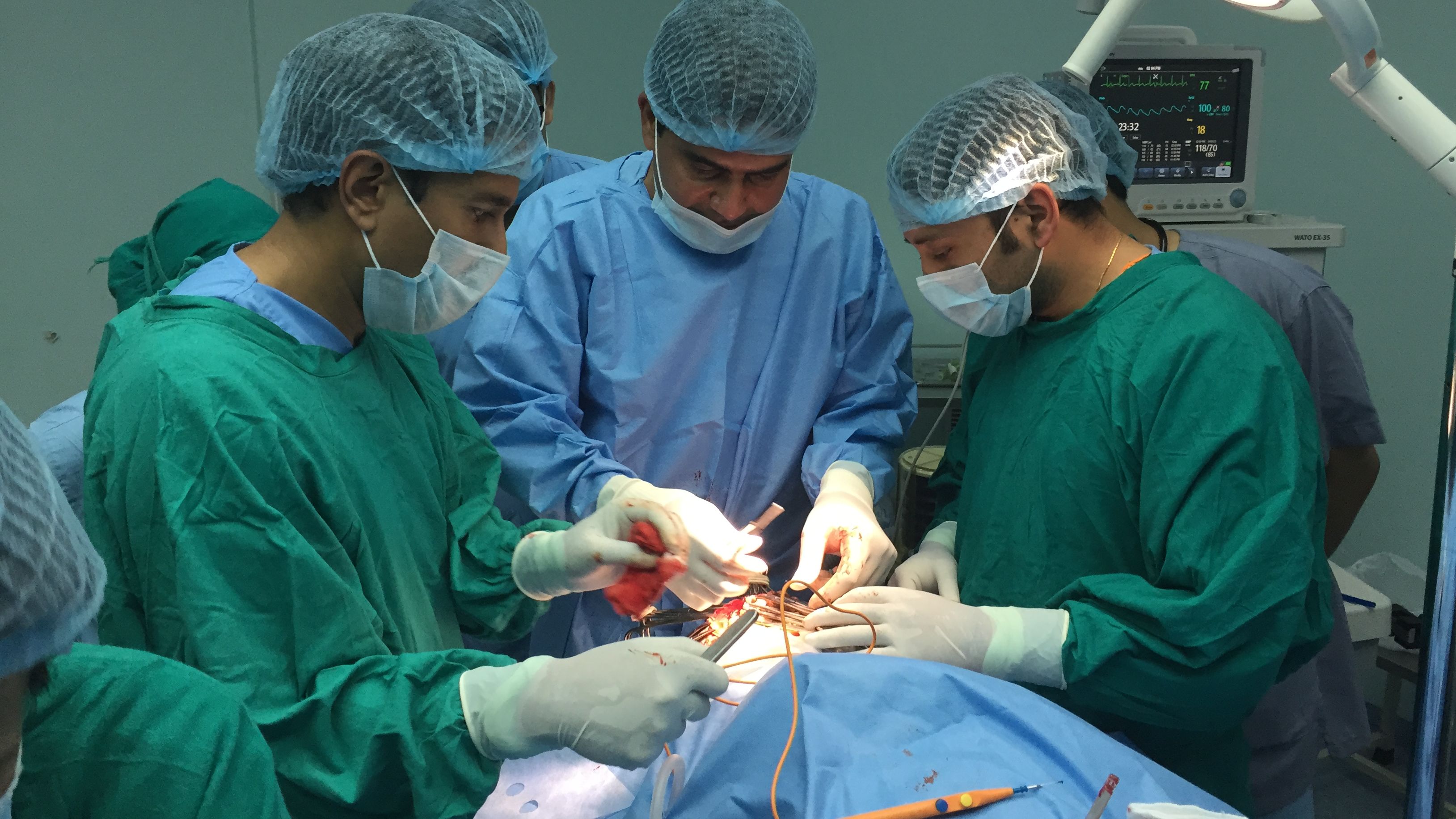 150427133503-nepal-earthquake-gupta-surgery-1789449423.jpg