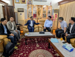 थाइल्याण्डका स्वास्थ्यकर्मी नेपालीसँग  सुझाव संकलन गर्दै स्वास्थ्य मन्त्री पौडेल
