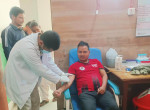 बाजुरा अस्पतालका डा. कार्कीले उपचारसँगै रक्तदान गरेर बिरामी बचाए