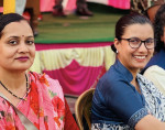 स्वास्थ्य मन्त्री निशा मेहतासँगको तस्बिर राख्दै कानुनमन्त्री सोविता गौतमले भनिन्– ‘आमालाई ६ महिना, बुवालाई ४२ दिन सुत्केरी बिदा’