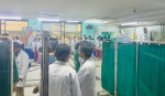 बाढी प्रभावित क्षेत्रबाट ल्याइएका ३ घाइतेको ट्रमा सेन्टरको आकस्मिक कक्षमा उपचार हुँदै