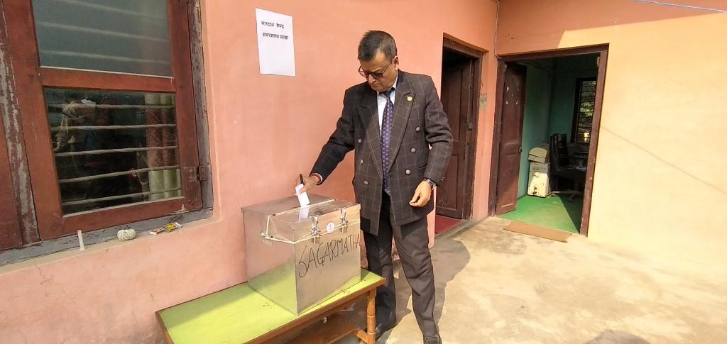 यस्तो देखियो सगरमाथा शाखा अन्तर्गतका दुई केन्द्रमा डाक्टरको मतदान [फोटो फिचर]