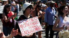 गर्भपतनसम्बन्धी फैसलाको विरोधमा अमेरिकी सर्वोच्च अदालत अगाडि प्रदर्शन
