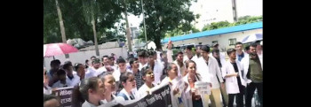 चितवन मेडिकल कलेजबाट विद्यार्थी पक्राउ गरेकोमा जनस्वास्थ्यकर्मी महासंघको विरोध