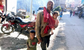 कुपोषित २ छोराको पोषणभत्ताले घरव्यवहार चलाउँदै आएको परिवार