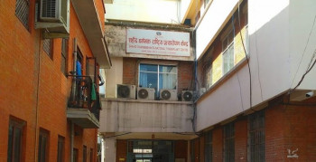 अंग प्रत्यारोपण केन्द्रबाट बिरामीलाई ल्याब परीक्षणका लागि निजीमा पठाउँदै, केमिकल खेर फाल्दै