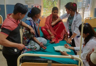 नर्भिकका विज्ञ डाक्टरले बारा पुगेर गरे हुरी प्रभावितको उपचार
