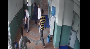 राप्ती स्वास्थ्य विज्ञान प्रतिष्ठानका रजिष्ट्रारमाथि हातपात, यसरी धकेलेर लडाइयो [भिडियो]