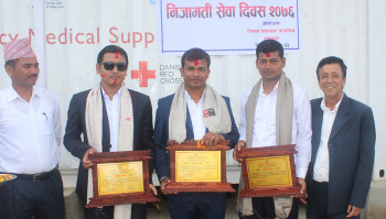 दुई स्वास्थ्यकर्मी सम्मानित