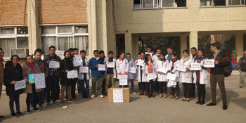 ८ महिनादेखि तलब नपाएपछि शिक्षण अस्पतालका आवासीय चिकित्सक आन्दोलित