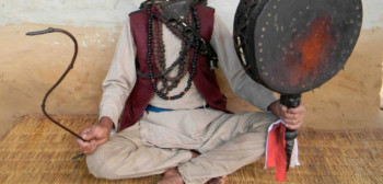 उपचारका लागि डाक्टर खोज्दै धामीझाँक्री