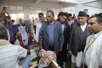 बारा पुगेर प्रधानमन्त्री र स्वास्थ्यमन्त्रीले भेटे घाइते
