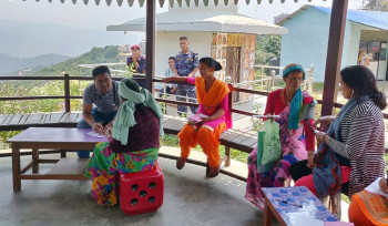 सुरक्षाकर्मीको घेराभित्र  यसरी सेवा दिँदैछन् डडेल्धुराका डाक्टर