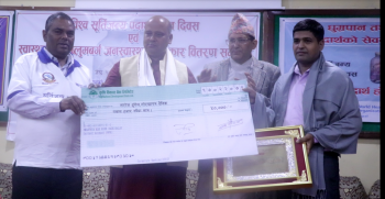 स्वास्थ्य पत्रकार ढुंगेल पुरस्कृत