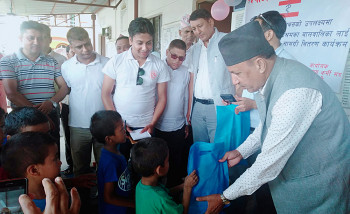 स्वास्थ्यकर्मी संघको स्थापना दिवसमा अनाथ आश्रमका बालबालिकालाई लत्ताकपडा वितरण