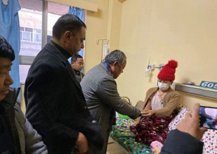 क्यान्सर पीडितलाई कांग्रेस नेता आङदम्बेले गरे आर्थिक सहयाेग हस्तान्तरण