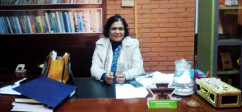 अदालतको आदेश टेबुलमा राखेर कुर्सीमा बसिन् सचिव डा चौधरी