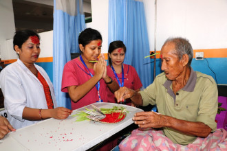 अस्पतालको शय्यामा बिरामी, डाक्टर, नर्स र कर्मचारीले एकसाथ यसरी मनाए दसैं [फोटो फिचर र भिडियो]