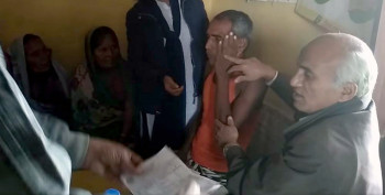सिरहाको दलित बस्तीमा डा केसीले दिए उपचार सेवा