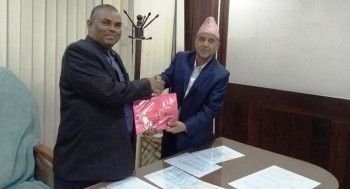 स्वास्थ्यमन्त्री यादवलाई प्रदेश १ का सामाजिक विकास मन्त्री घिमिरेले बुझाए स्वास्थ्य प्रतिवेदन