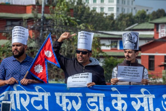 डा केसीकाे समर्थनमा माइतीघरमा नारा - 'अर्बौ लुट्ने अन्सारी संरक्षण सरकारी' (फाेटाे फिचर)