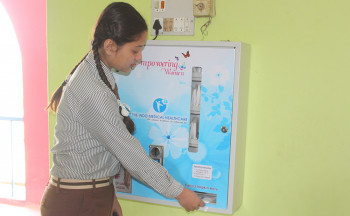 विद्यालयमै स्यानिटरी प्याड भेन्डिङ मेसिन : एक रुपैयाँ सिक्का हाल्नुस्, प्याड लिनुस्
