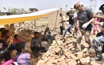 हावाहुरी प्रभावित क्षेत्रमा घाइतेको उपचार गर्दै डा गोविन्द केसी