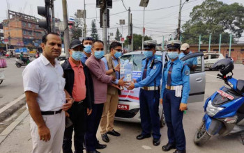 स्वास्थ्यकर्मी संघको स्थापना दिवसका अवसरमा १५ हजार मास्क र ५०० स्यानिटाइजर वितरण