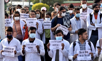 सेतो एप्रोनसहित सडकमा उत्रिए मेडिकल विद्यार्थी [भिडियो र फोटो फिचर]