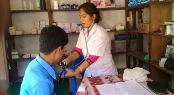 रोल्पाको विद्यालयमा हेल्थ डेस्क : सेनेटरी प्याड, स्वास्थ्य परीक्षण र औषधि विद्यालयमै