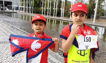 अटिजम भएका नेपाली बालकले राष्ट्रिय झण्डा फहराउँदै  पूरा गरे पोर्चुगलमा लिस्बन म्याराथन