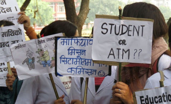 यस्तो देखियो चितवनमा मेडिकल विद्यार्थीको विरोध र्‍याली [फोटो फिचर र भिडियो]