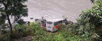 नेपालगञ्जबाट काठमाडौं आउँदै गरेको बस कारसँग ठोक्किएर त्रिशुलीमा खस्दा पाँचजना गम्भीर घाइते