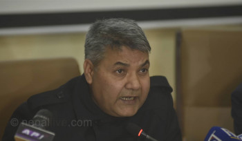 डा केसीले कताकता मिटिङ बसेर कसको अनुरोधमा कुरा उठाउनुभयो थाहा भएन : सरकार